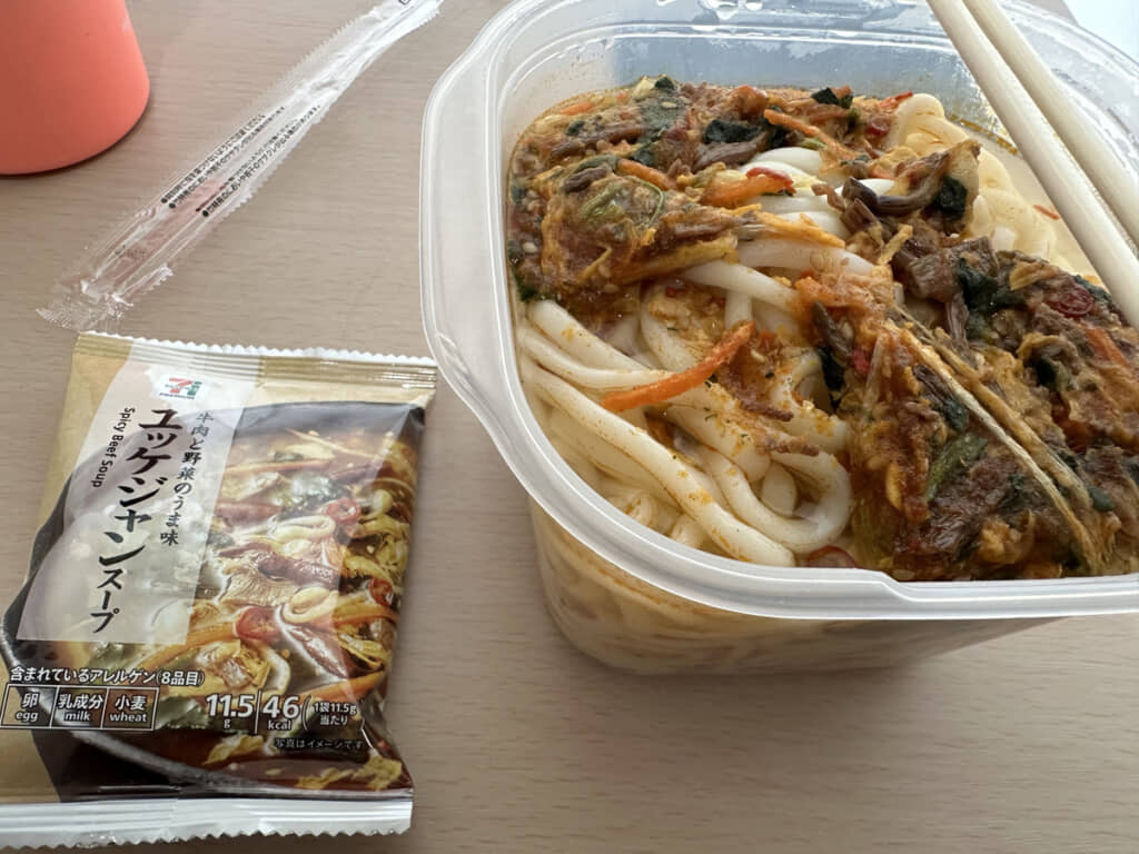 うどん玉とフリーズドライのスープで手軽なランチ。麺を大きな耐熱容器に入れておけば、そのまま器に使えます