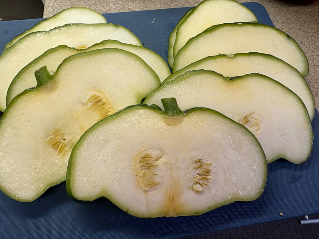 普通のズッキーニは輪切りにされがちですが、こちらは形の都合上縦切りに。そのため断面こそ見慣れない形ですが、色味は確かにズッキーニ