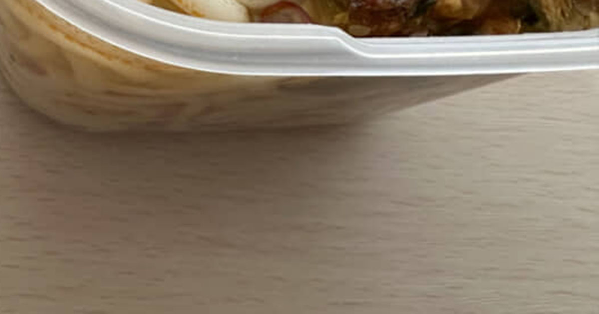 弁当で“うどんの麺だけ”を持参→セブン-イレブンで一品買うと……「革命が起きた」　目からウロコのアイデアに「まねします！」（1/2） | グルメ ねとらぼ