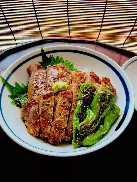 まずはステーキ丼