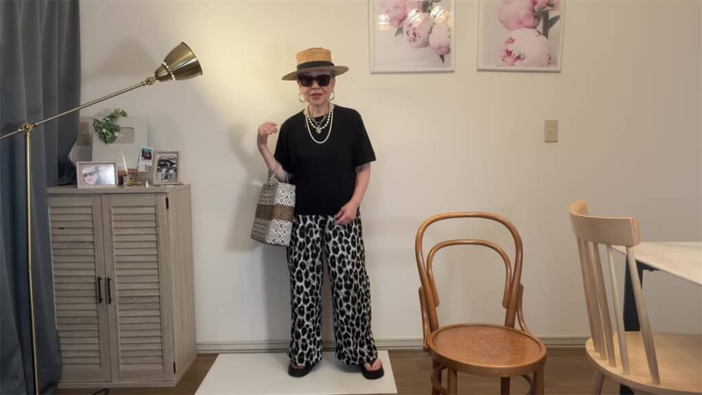 黒ニット×ヒョウ柄パンツ