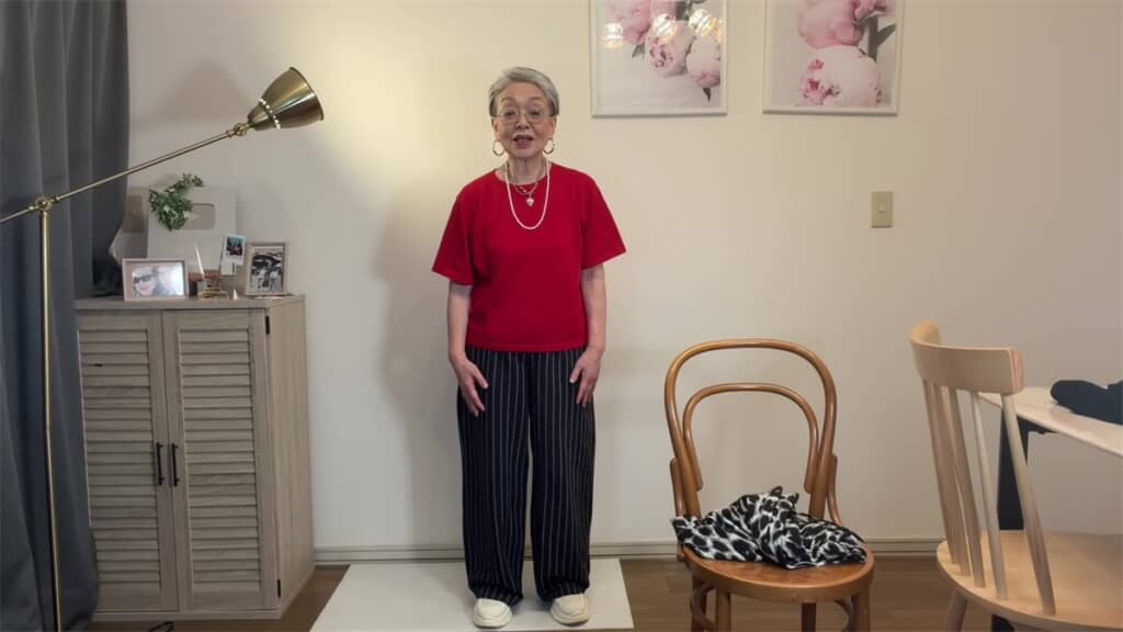 赤ニット×紺パンツ