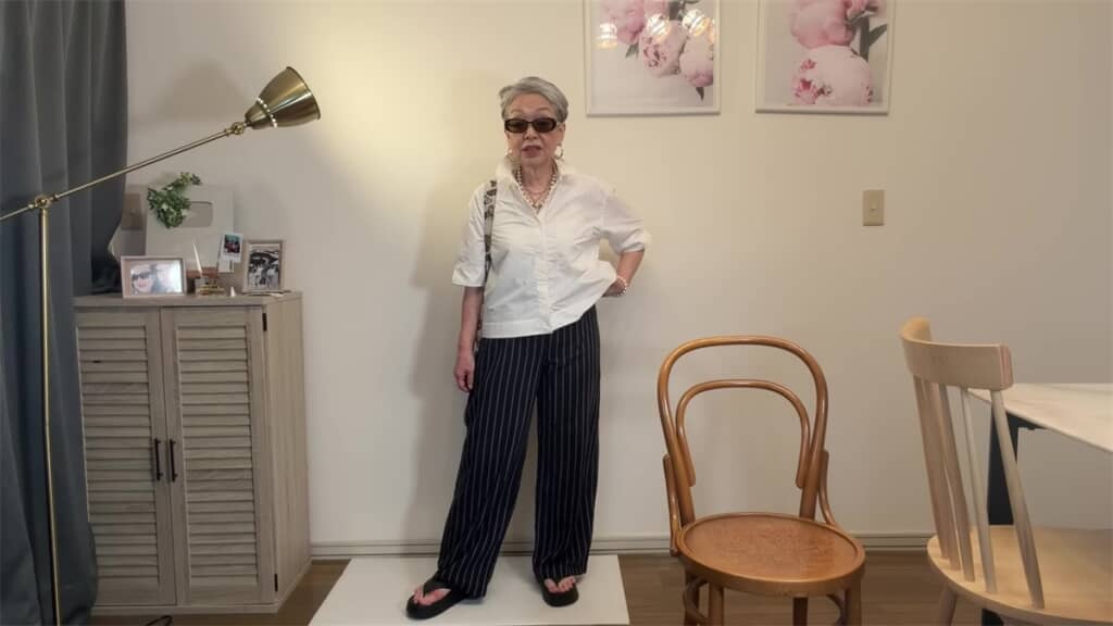 白シャツ×紺パンツ