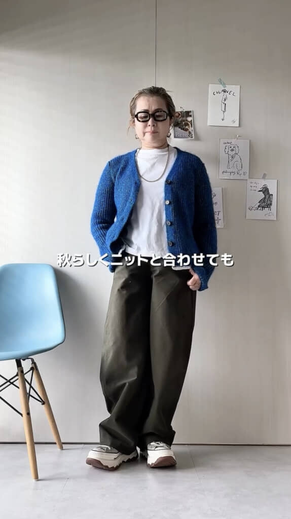 ホワイト×ブルーのニットコーデ