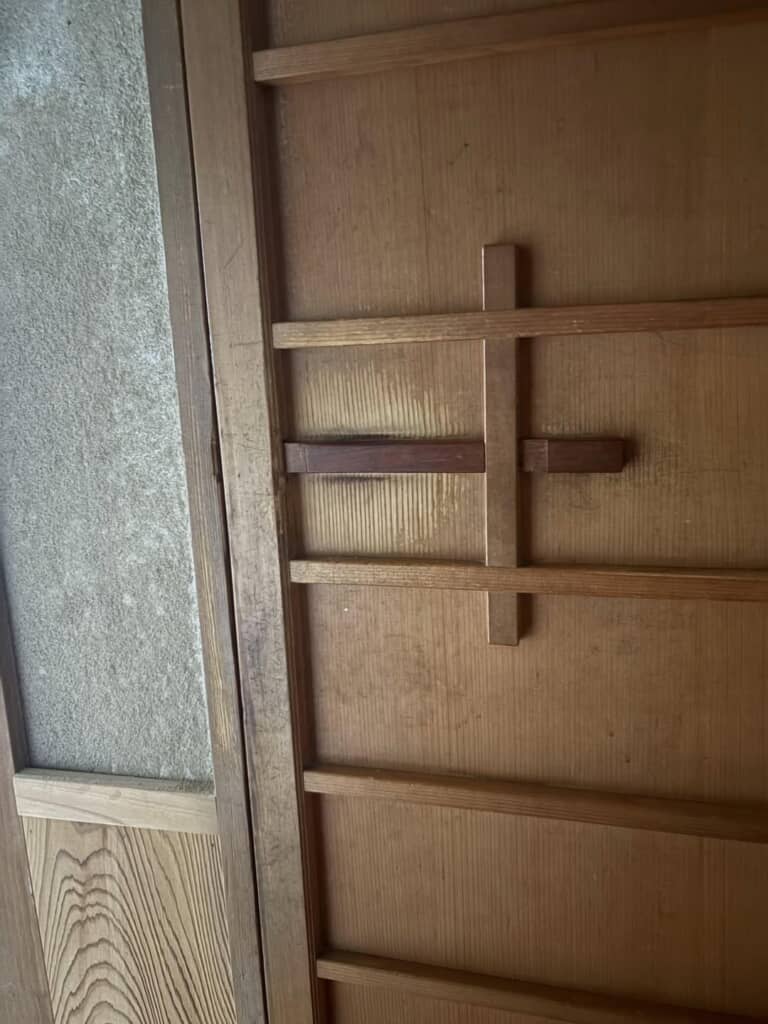 木製のトイレの扉に使われている横猿らしき仕掛け