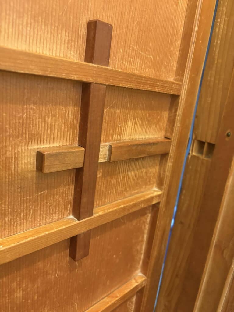 開いた状態の扉と枠にあいている穴