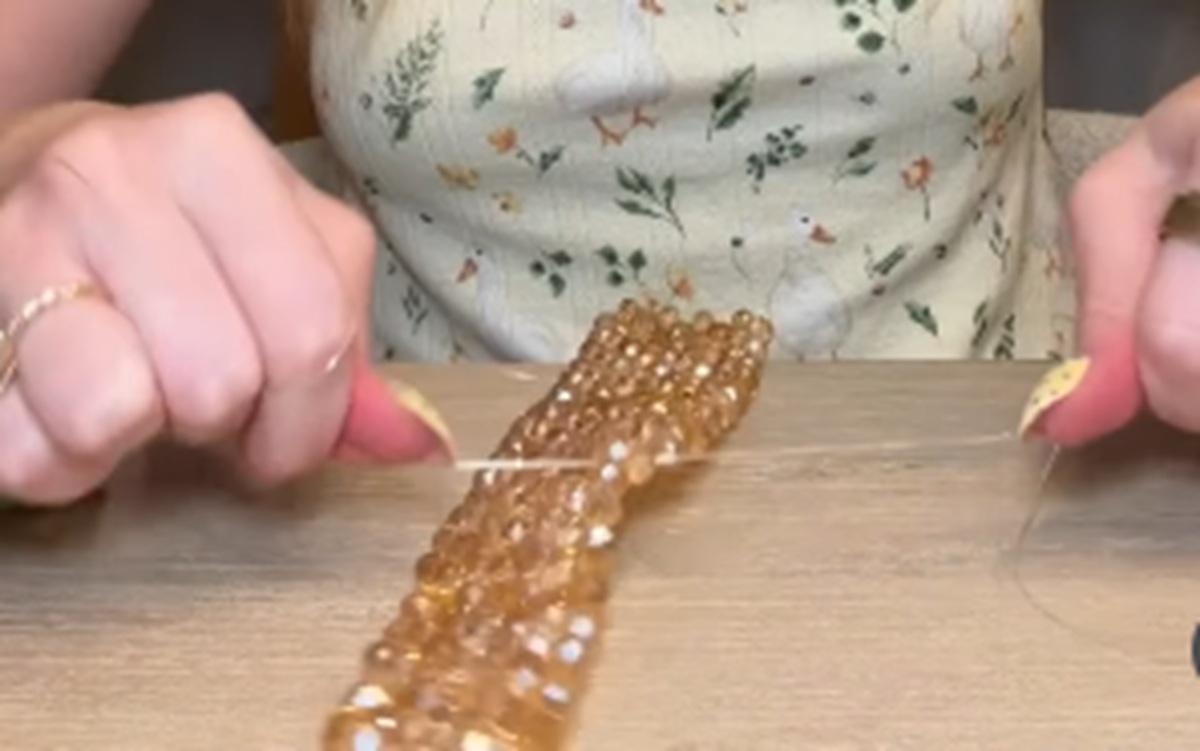 大量の金色ビーズを洗い、テグスに通して編み上げると……「神～！」　驚きの完成品が340万再生「まじですごい」【海外】（1/2） | ハンドメイド ねとらぼ