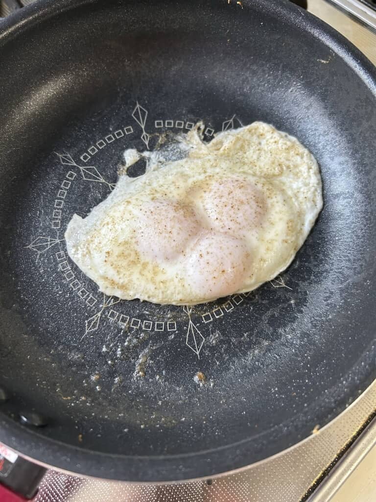 そのまま目玉焼きに