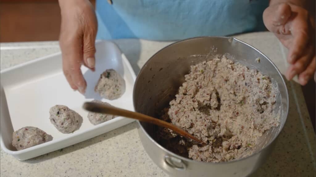 豆と玉ねぎ、数種類のハーブを組み合わせたコロッケのタネ