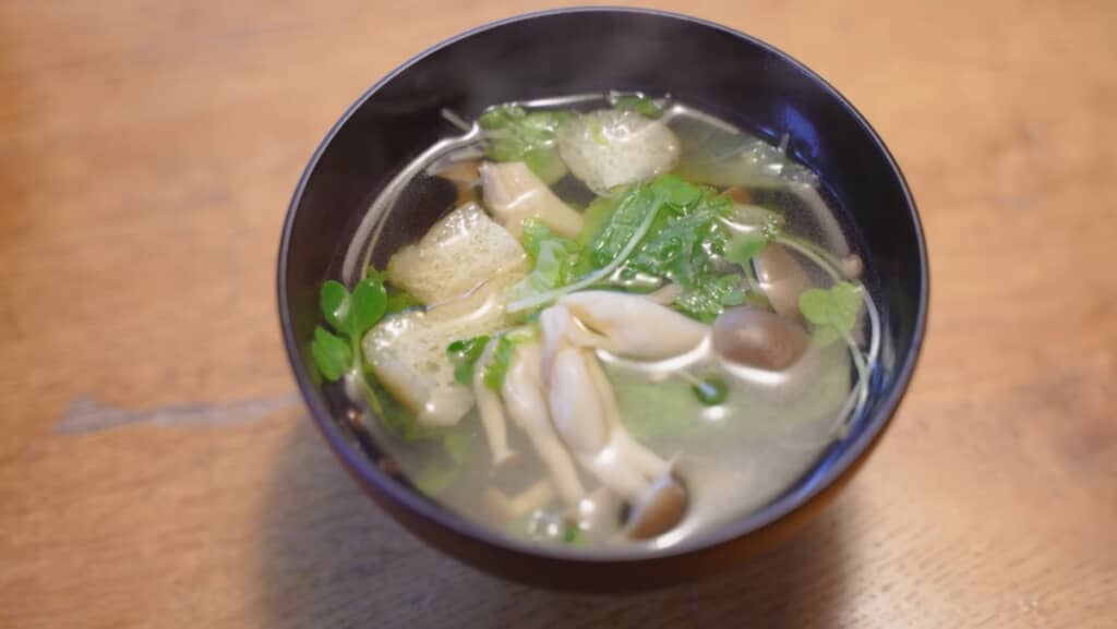 収穫したレタスも入れたお吸い物