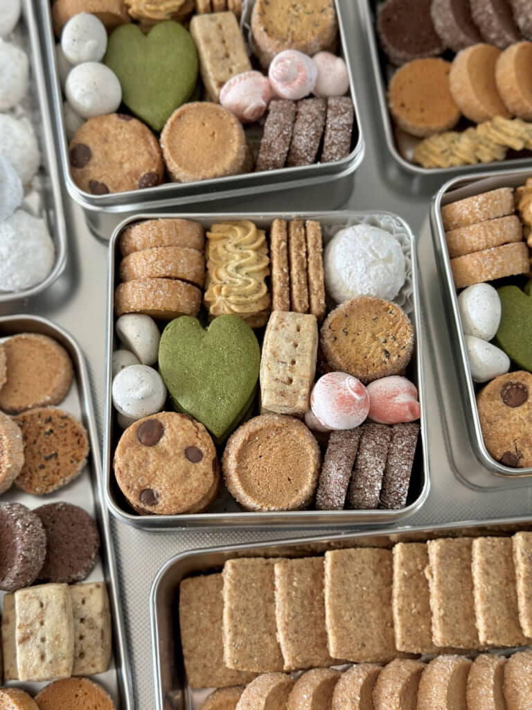 完成したクッキー缶