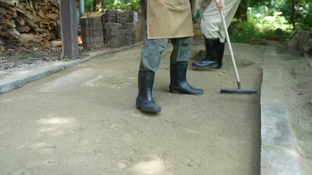 草むらだった庭にレンガを敷き詰めるセルフDIY