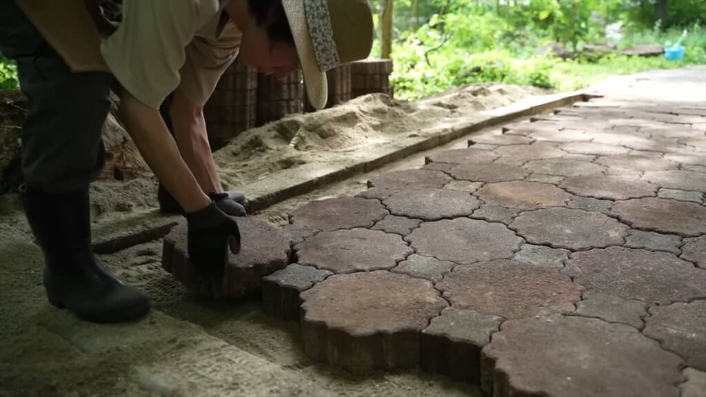 草むらだった庭にレンガを敷き詰めるセルフDIY