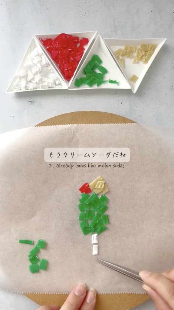 クリームソーダの形に並べ……