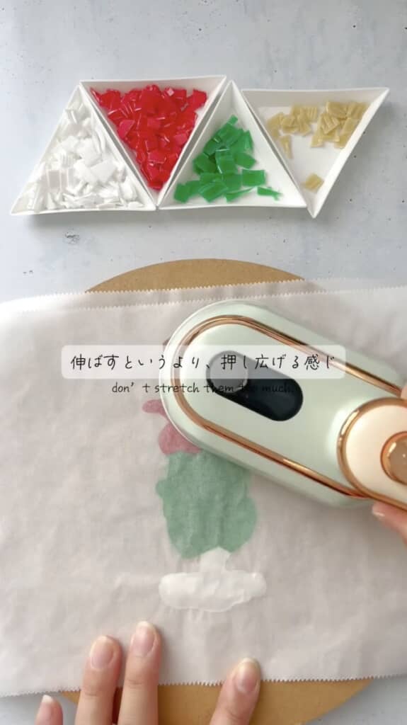 アイロンを押し当て溶かします