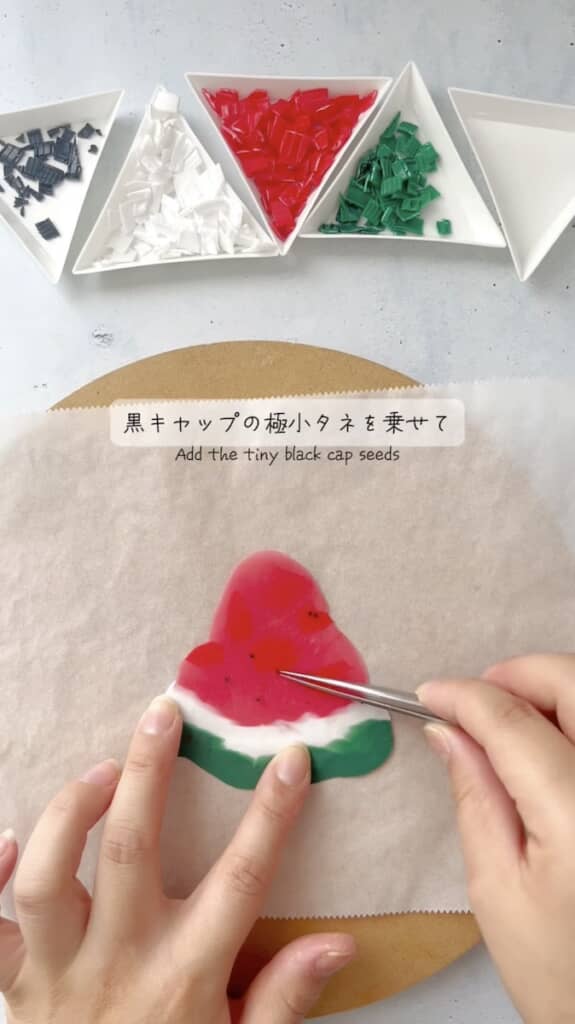 スイカは小さな種まで再現
