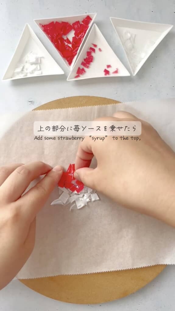 かき氷は、白い氷部分に透明のキャップを混ぜるのがコツ