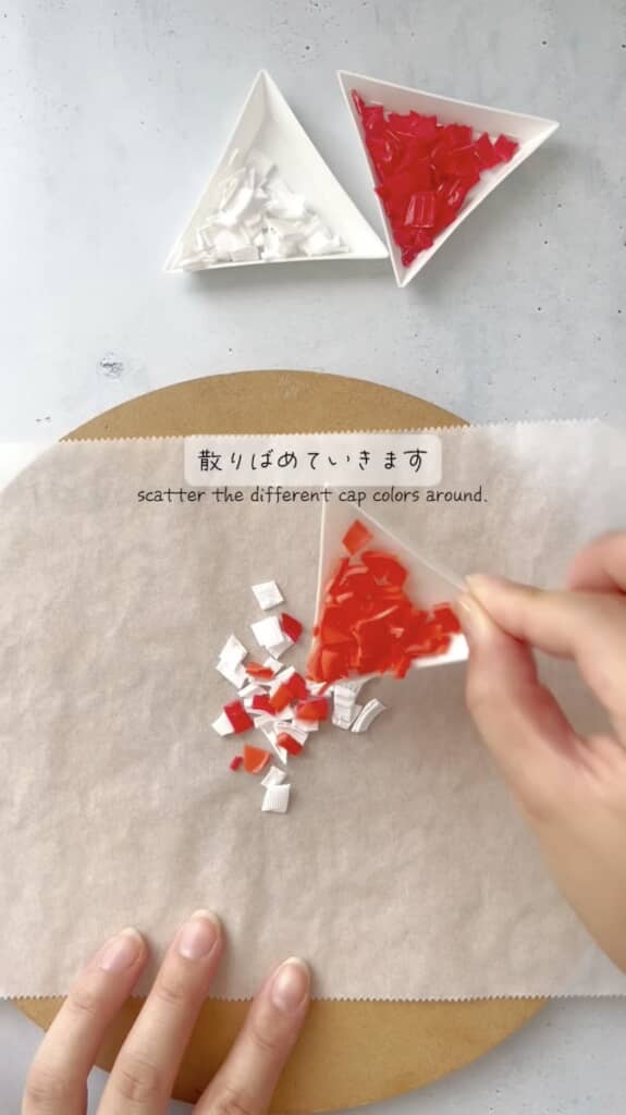 金魚は赤、白、黄色などのキャップを散りばめ作ります