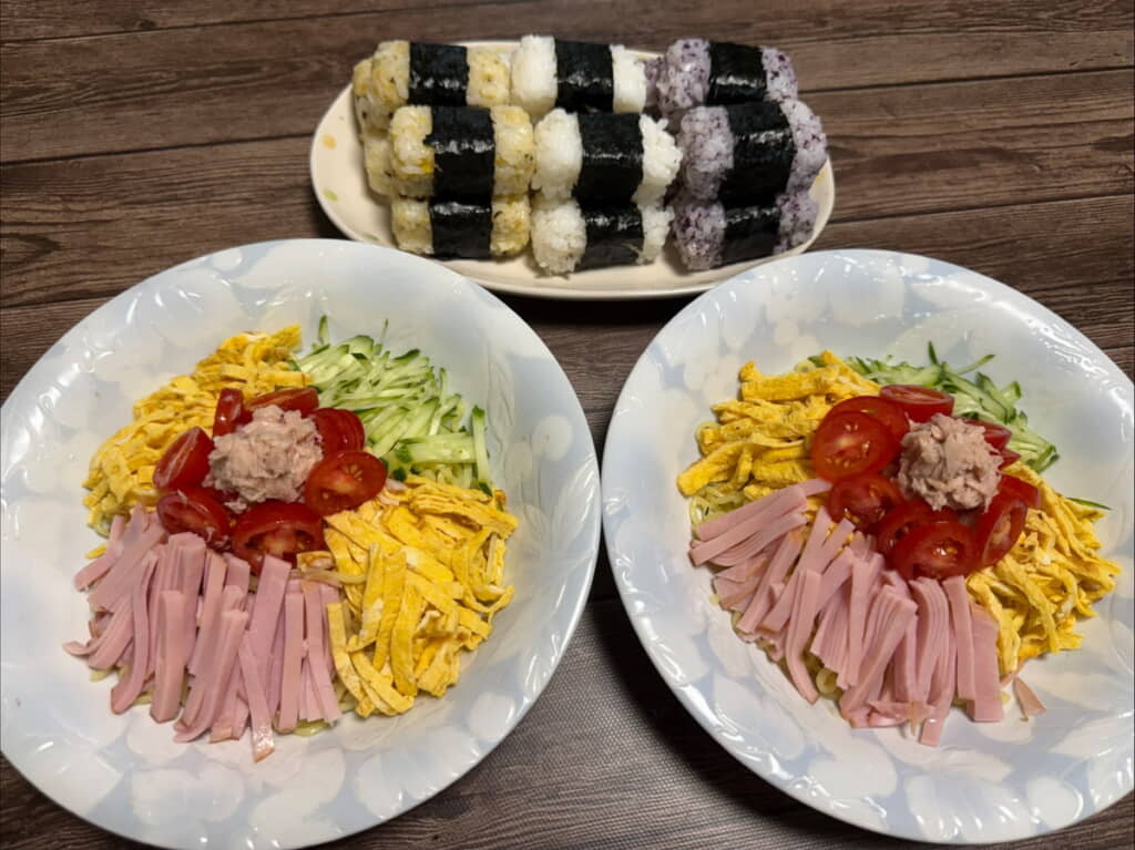 冷やし中華とおにぎりおいしそう!