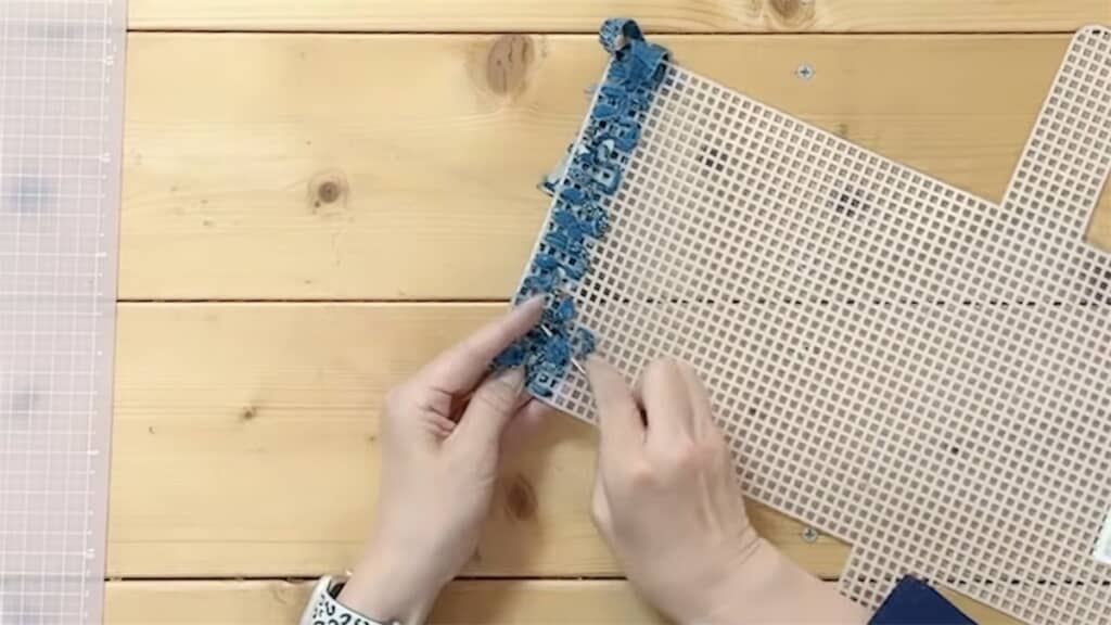 糸端を処理しているところ