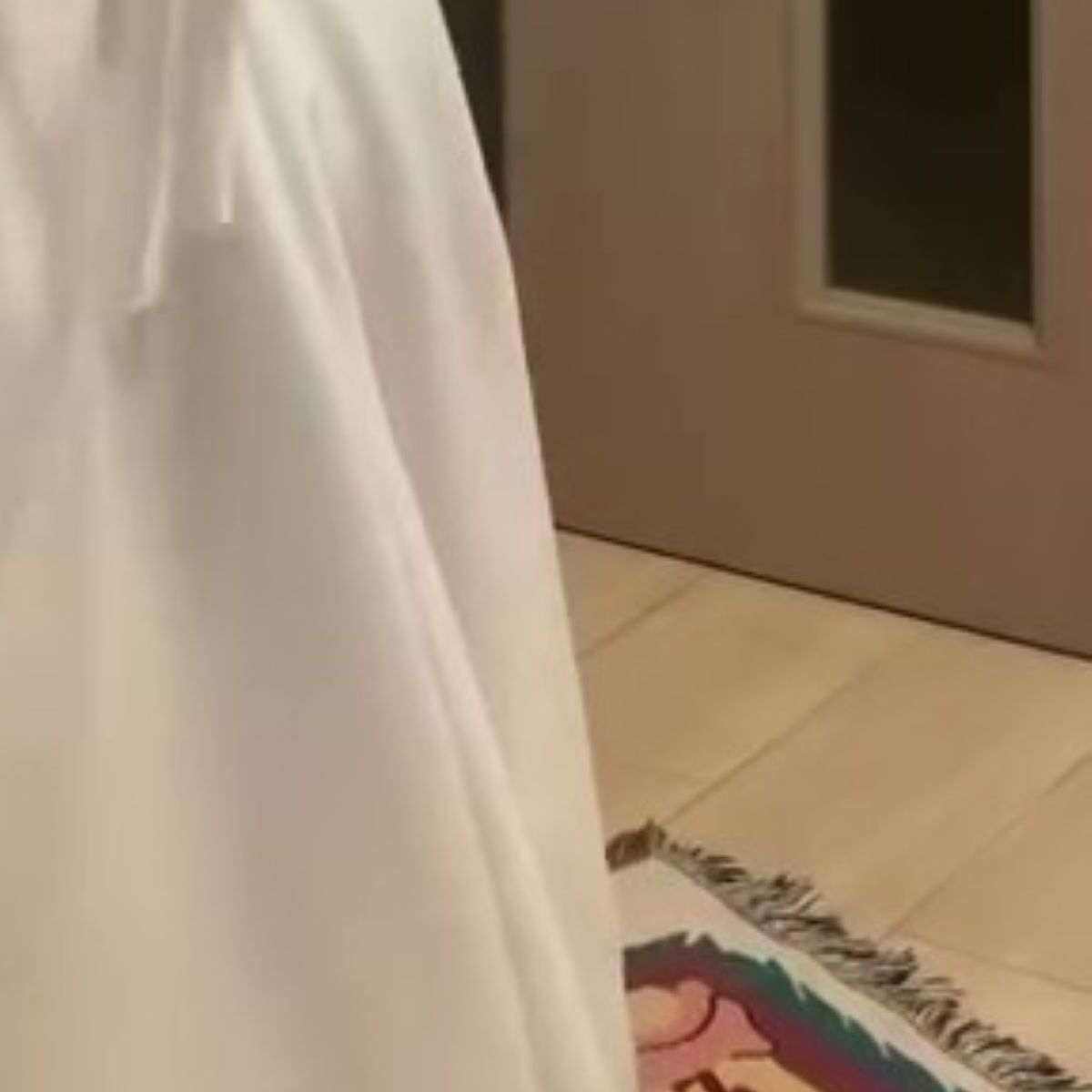 結婚式の前撮り→楽天で買った9800円のドレスを着たら……「いけるのこれ?」まさかの姿に「ちょっと待って」「1万円以下に見えない」 | ライフスタイル ねとらぼ