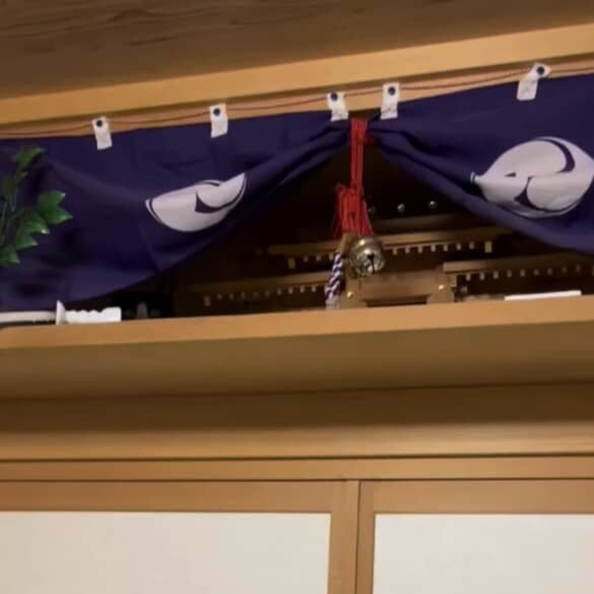 自宅で不審な“鈴の音”→ふと神棚を見たら……偶然撮れてしまった正体に「本当にいたんだ...」「叫んじゃいそう！」（1/3） | ライフスタイル ねとらぼ