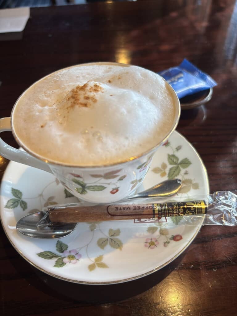 シナモンスティックが添えられていたカプチーノ