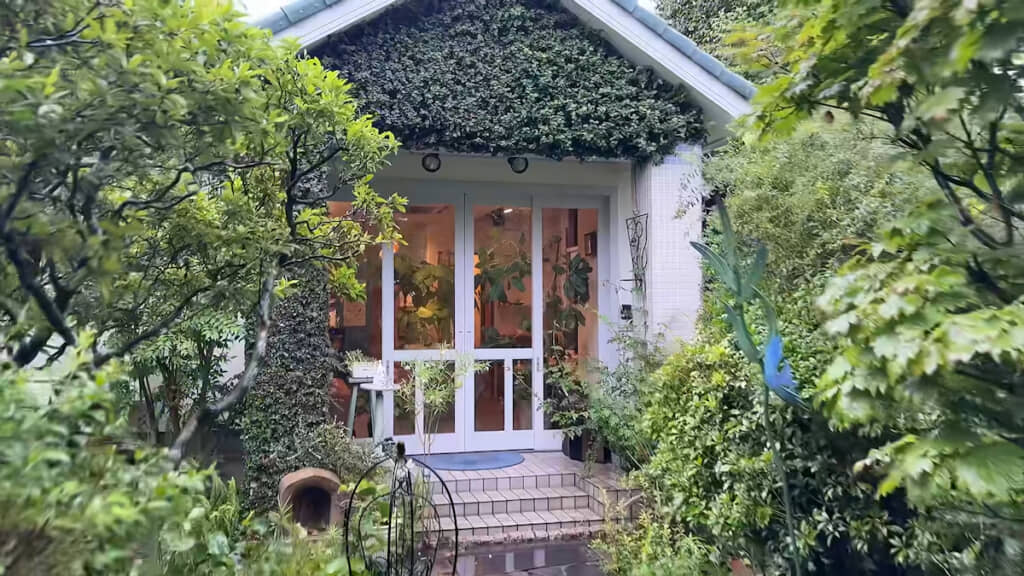 庭の中にたたずむ一軒家カフェ「さん手」