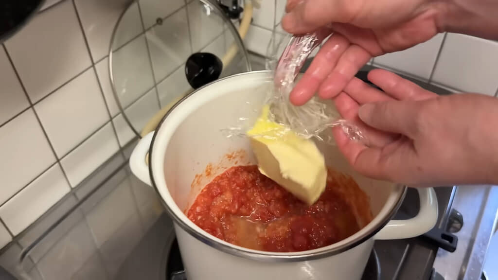 カレーの鍋にたっぷりのバターを投入