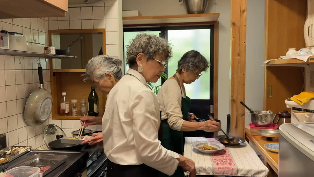 左から三女・弘子さん、次女・國子さん、長女・靖子さん