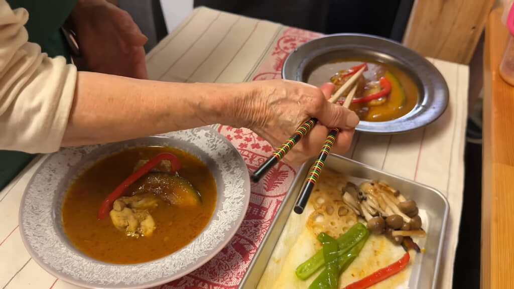 スープカレーにソテーした野菜を盛り付け