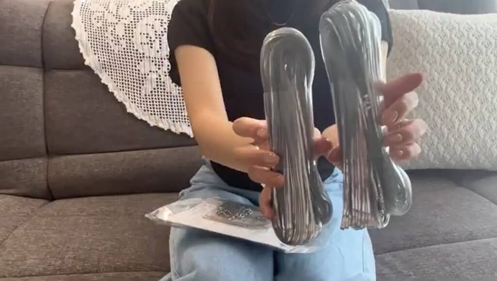 透明感のあるテープを使います