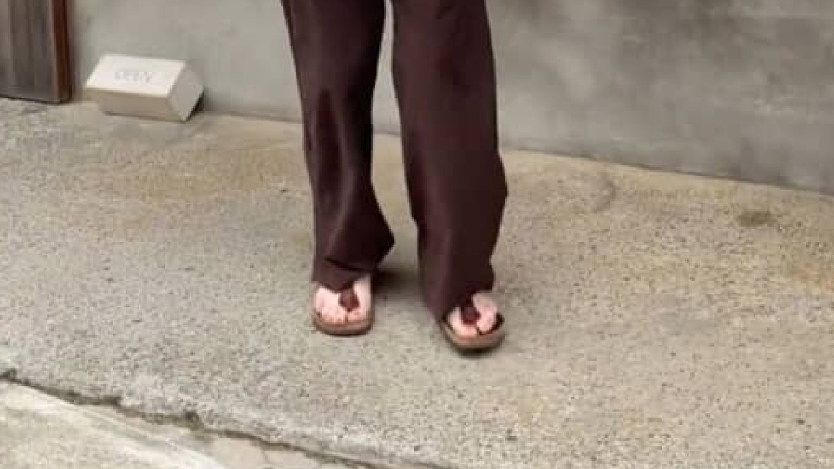 白髪の50代女性がユニクロを着ると……“驚がくのコーデ”に「理想のお姉様を見つけた」「お手本にします」(1/3) | ファッション ねとらぼ