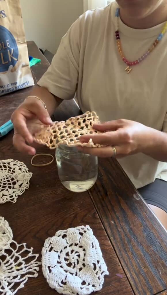 水を入れた瓶にドイリーをかぶせる