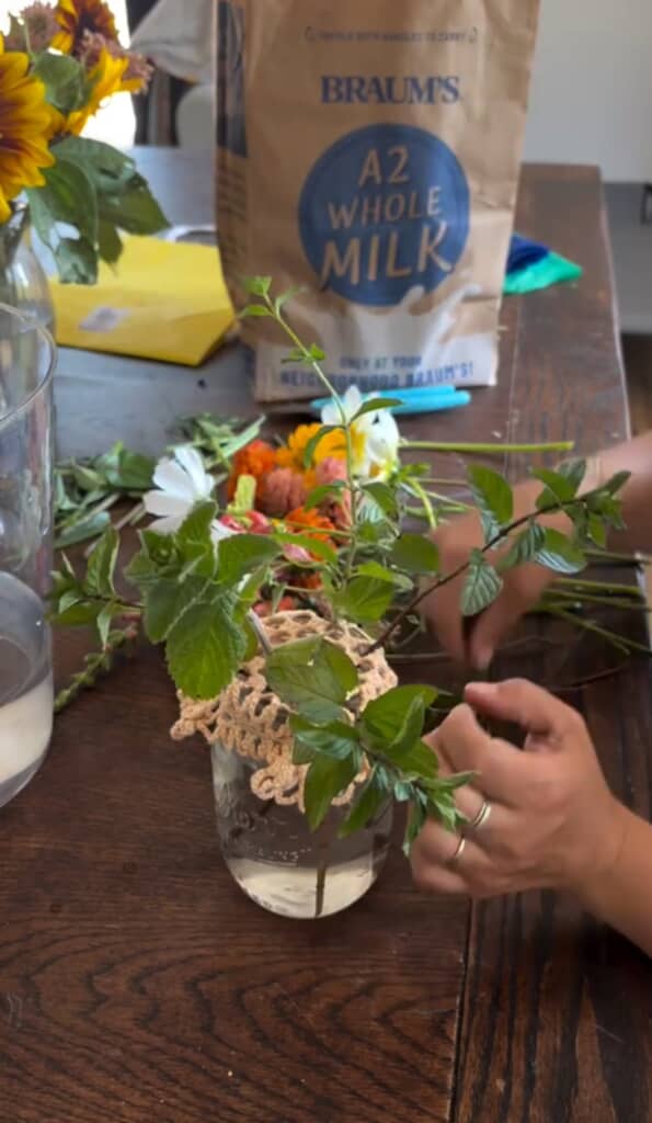 花を生ける簡単な方法はドイリーを使うことだった⁉
