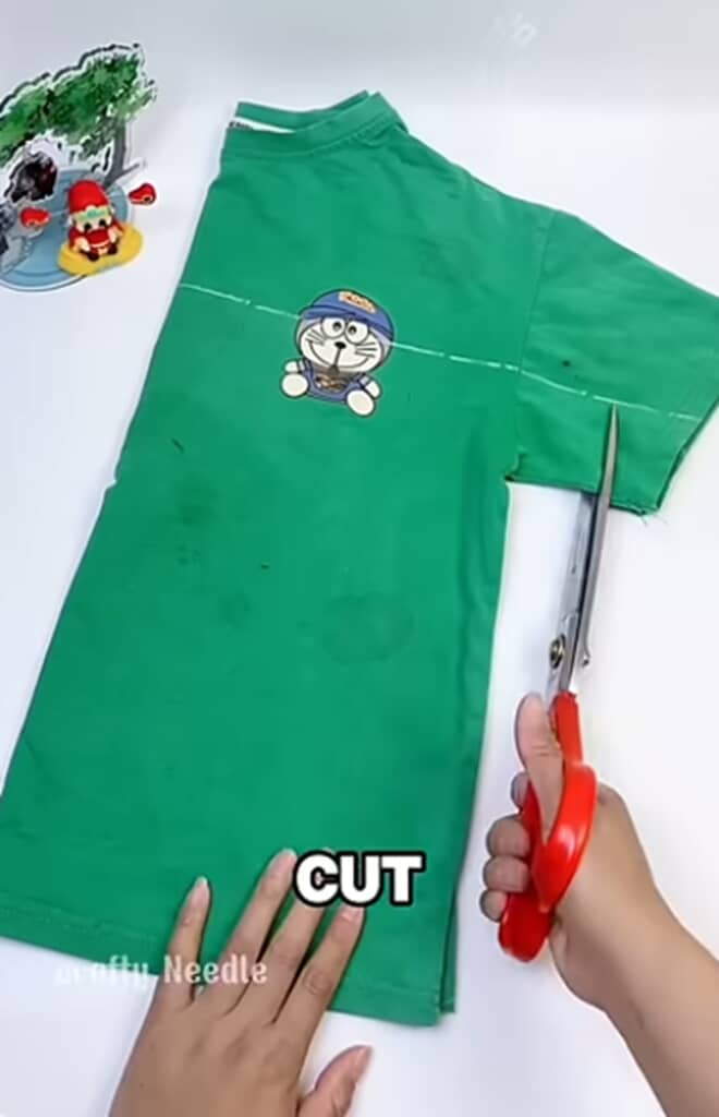 Tシャツを線に沿ってカット