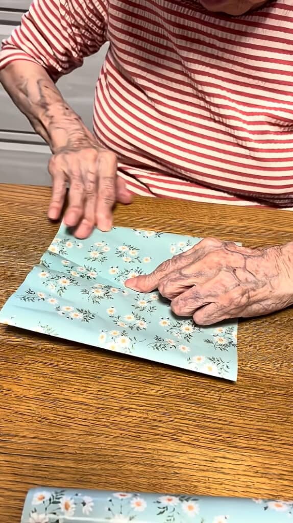 紙を丁寧に折る幾子さん