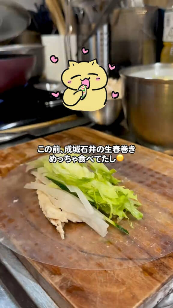 ほぐした鶏肉と野菜、春雨をライスペーパーで巻く
