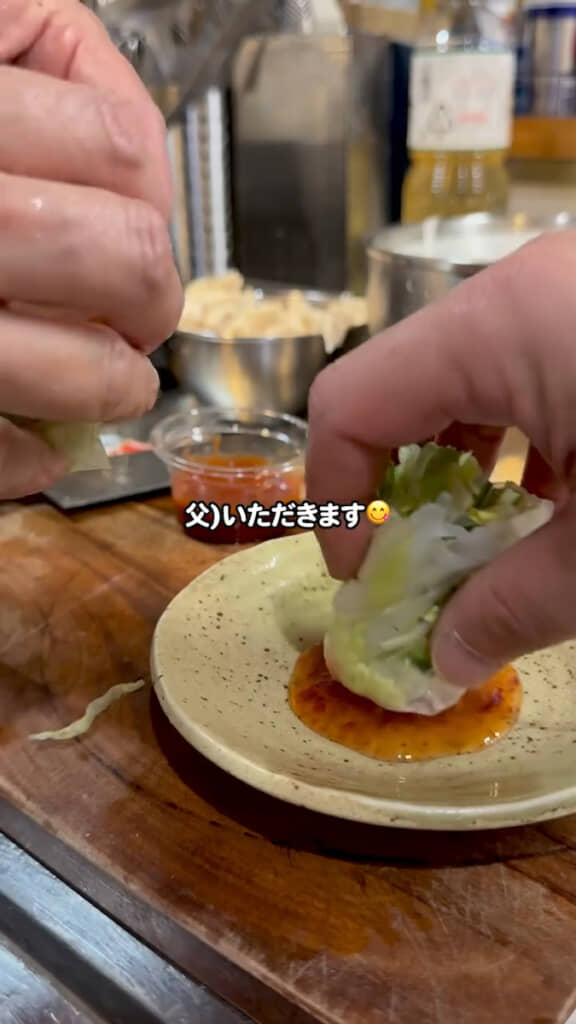 キッチンで夫と一緒に生春巻きを味見