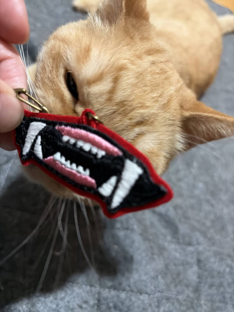 猫の口を模した刺しゅう。これも暗所で光ります