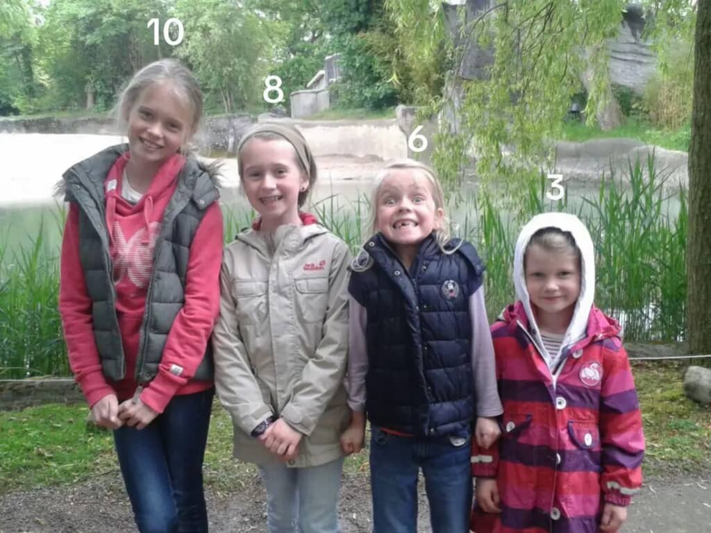 2011年頃の幼かった4人姉妹。年齢は10歳から3歳まで