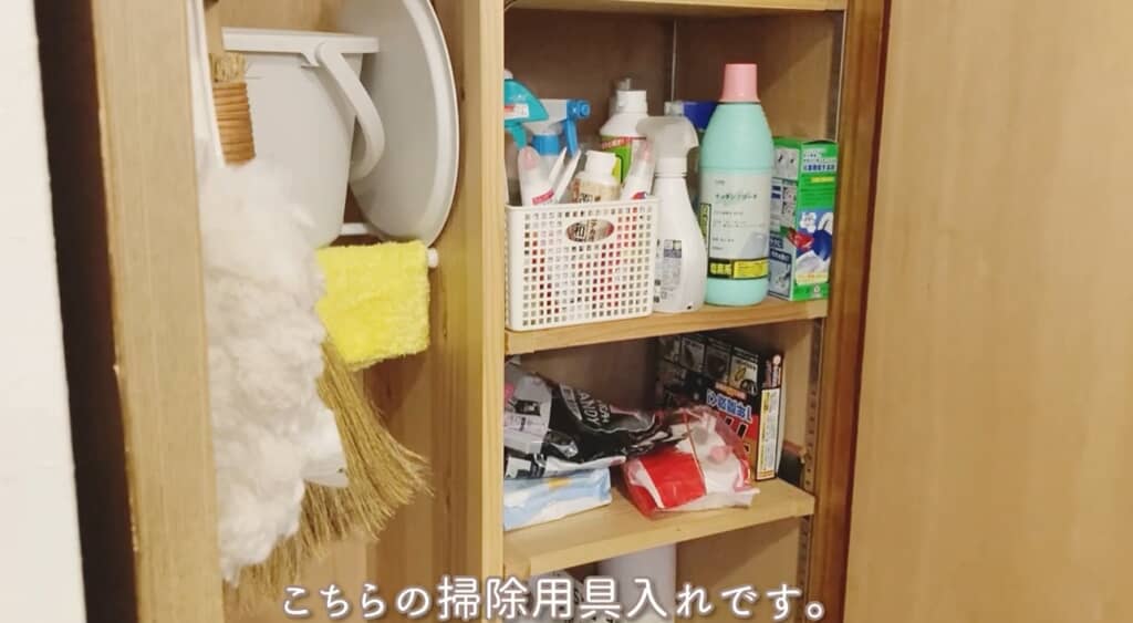 片付け前の掃除道具入れ