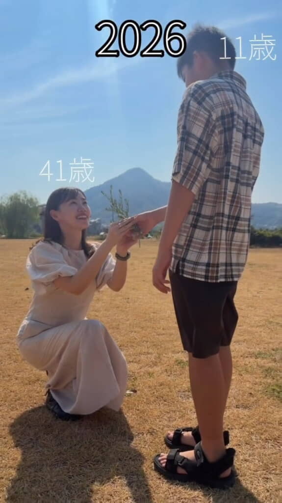 成長した息子さんを見上げるRinaさん