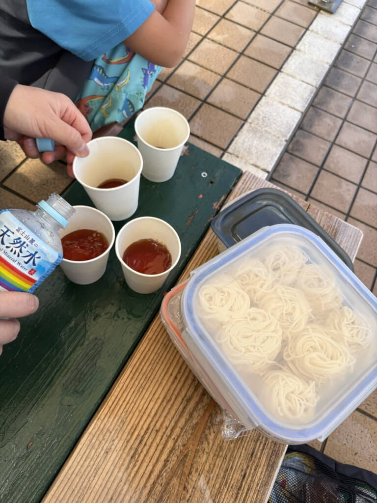 プールでそうめん!