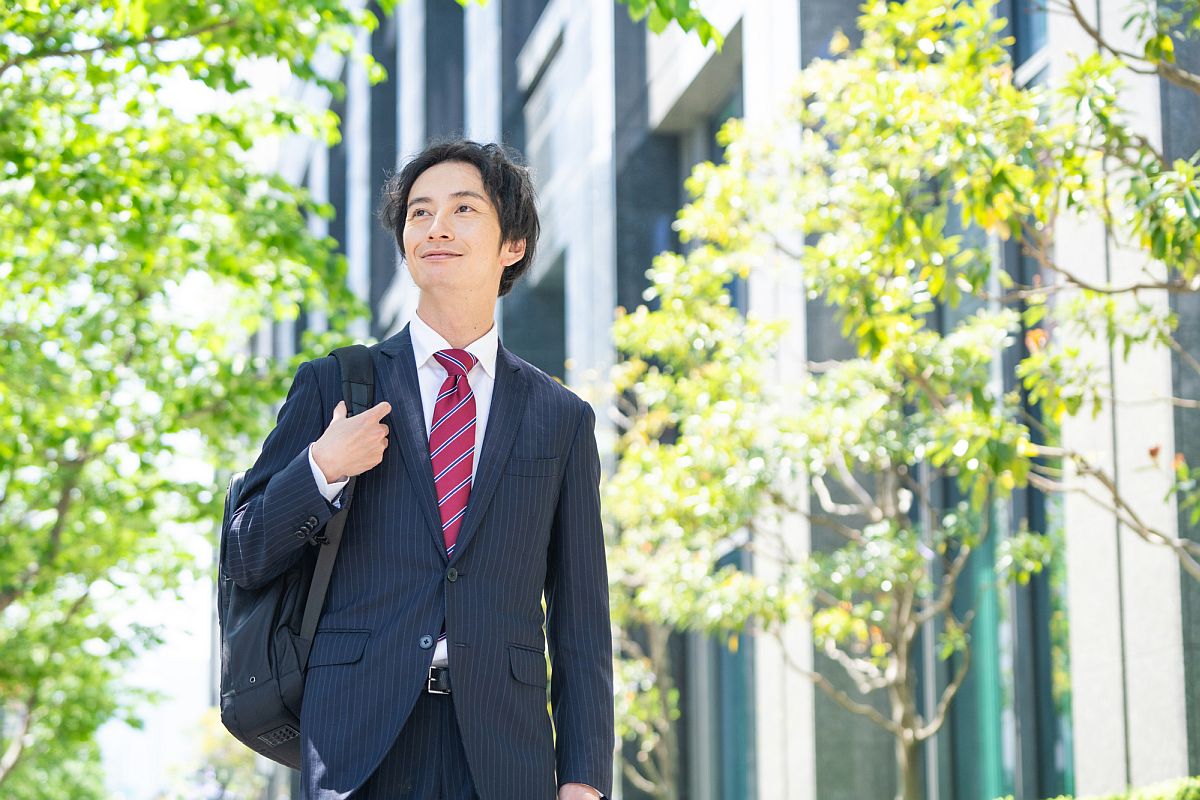「電車でも邪魔にならない」軽くて収納力のある“通勤リュック”3選 「とにかく軽い!背負いやすい!」「ほかのリュック背負えなくなる」(1/2) | バッグ ねとらぼリサーチ