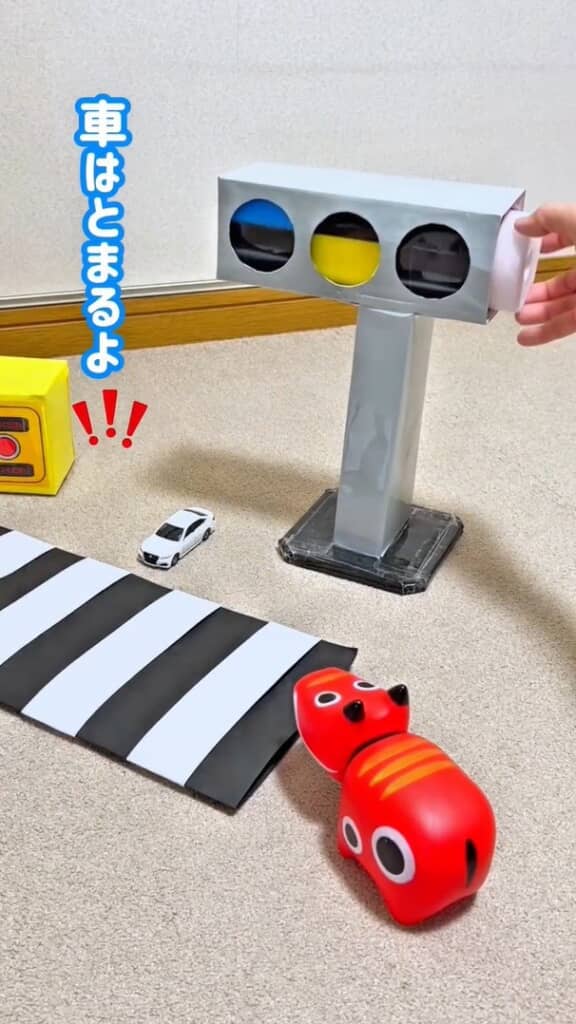 くるまの信号機が青から黄色に変わる途中