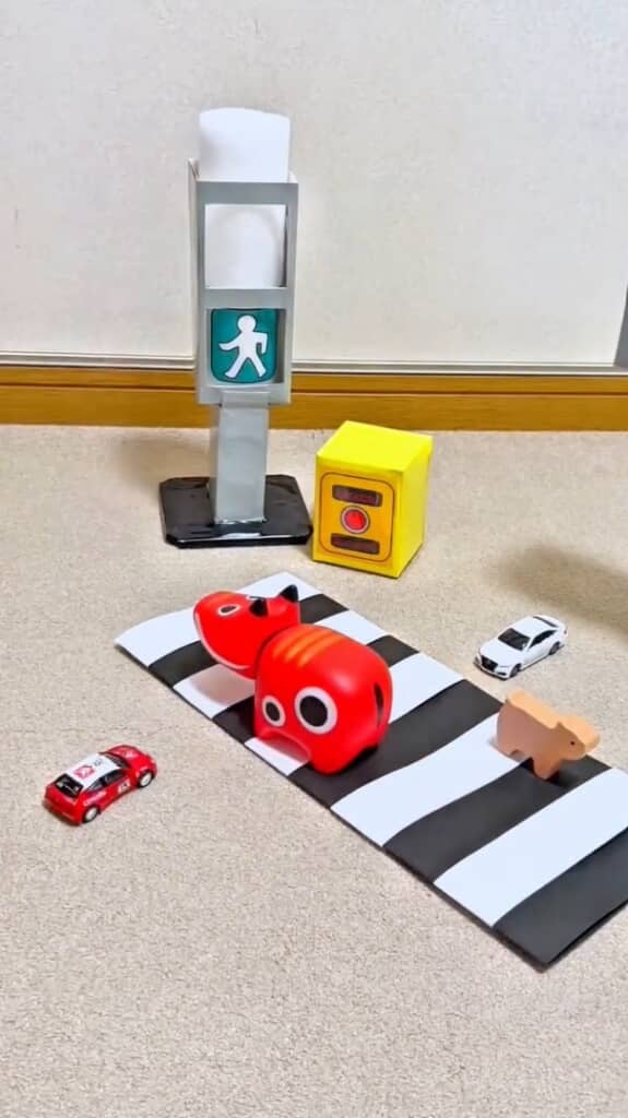 くまちゃんも赤べこも横断歩道を渡れました
