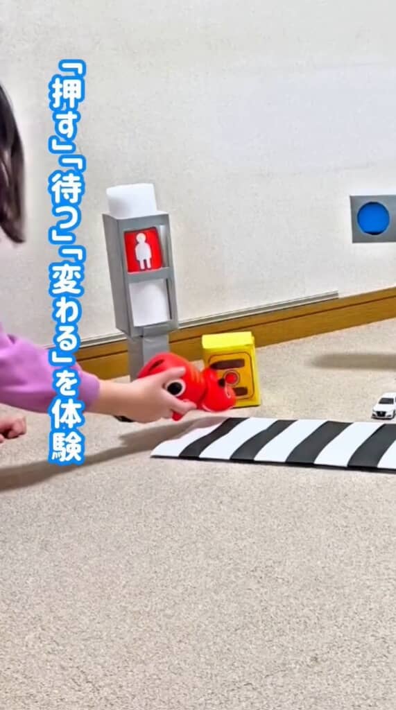 赤べこでボタンを「ポチーッ」と押す女の子