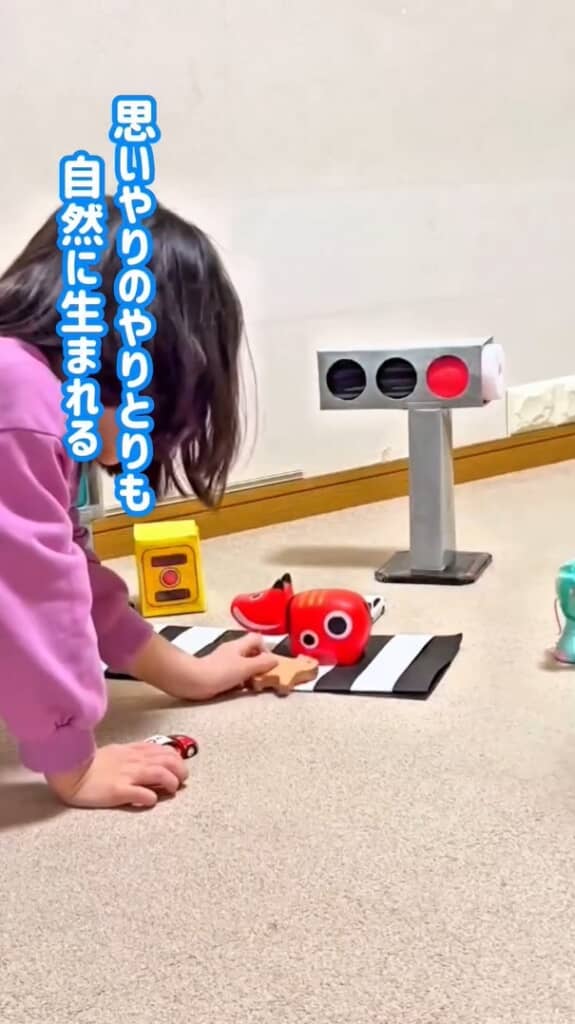 くまちゃんと赤べこ、横断歩道でぶつかり、倒れてしまうくまちゃん