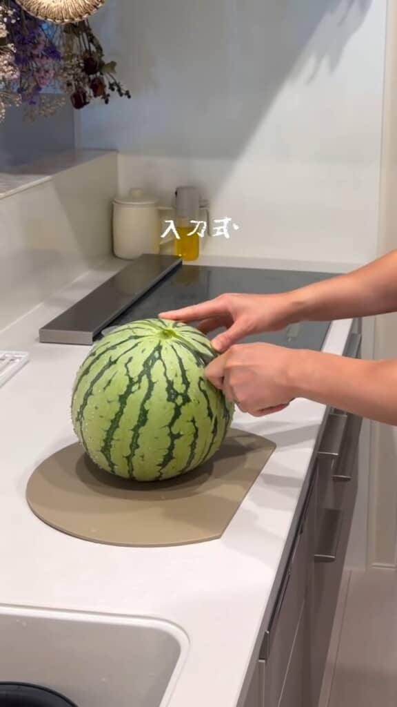 包丁を入れるなり変な音